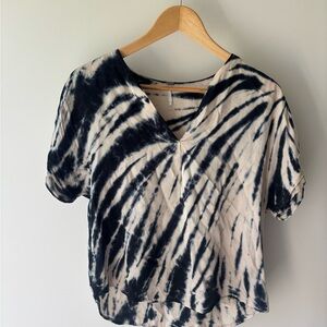 Women's Tie-Dye V-Neck Short Sleeve Top in Black and Cream